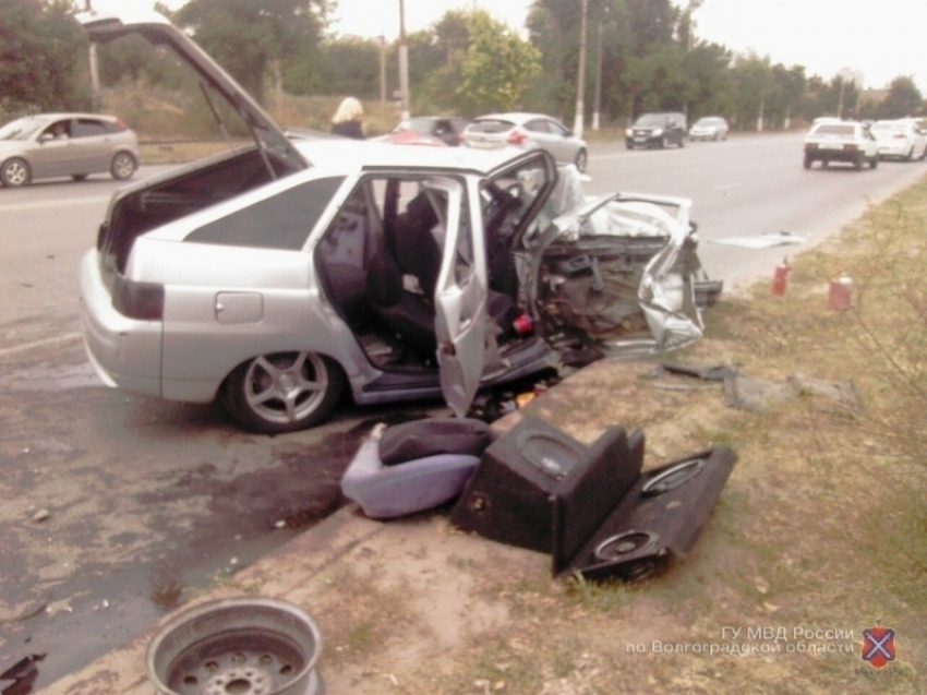 В Волгограде при столкновении ВАЗа и «Мерседес» погиб 28-летний пассажир