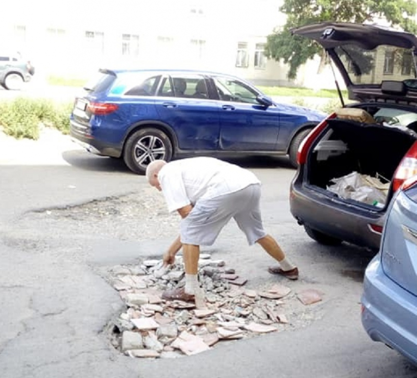 Сам себе дорожник: водители сами латают глубокие ямы битым кирпичом в центре Волгограда