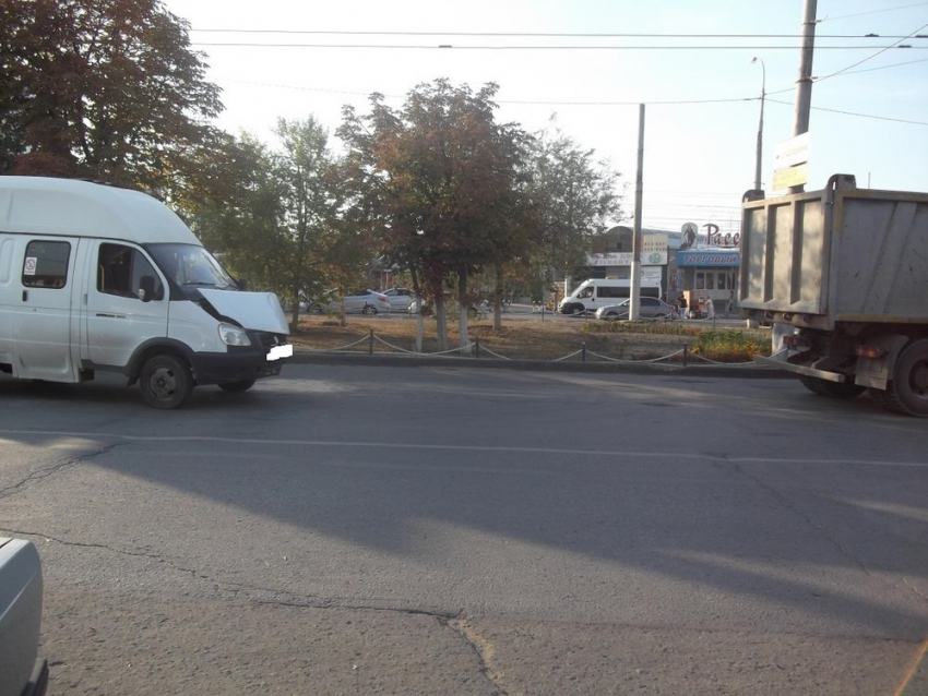 На севере Волгограда маршрутка протаранила самосвал: 2 пострадали