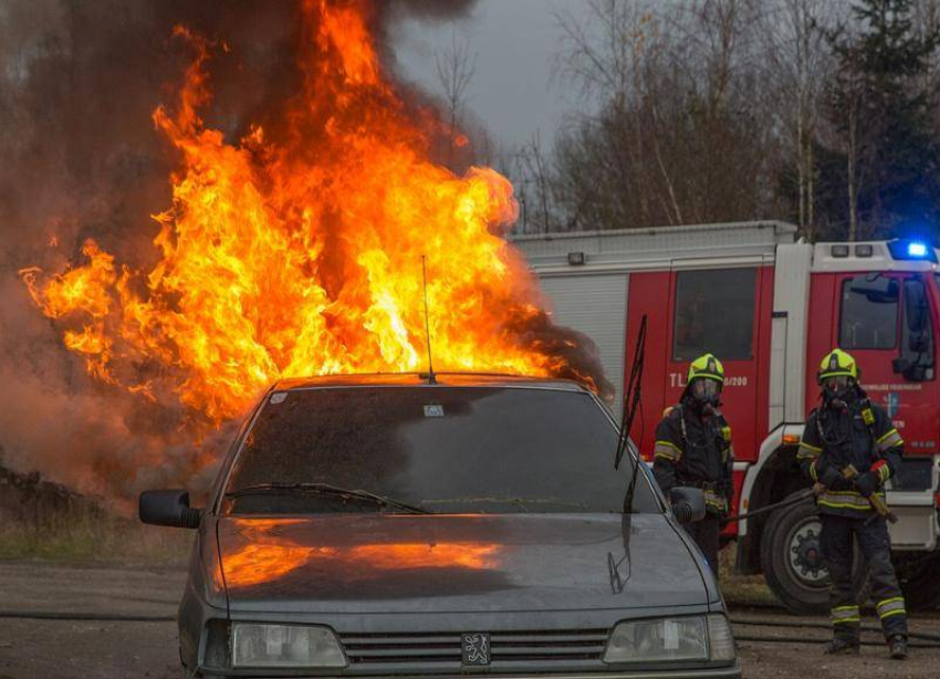 Загоревшаяся иномарка подпалила ВАЗ в Волгоградской области