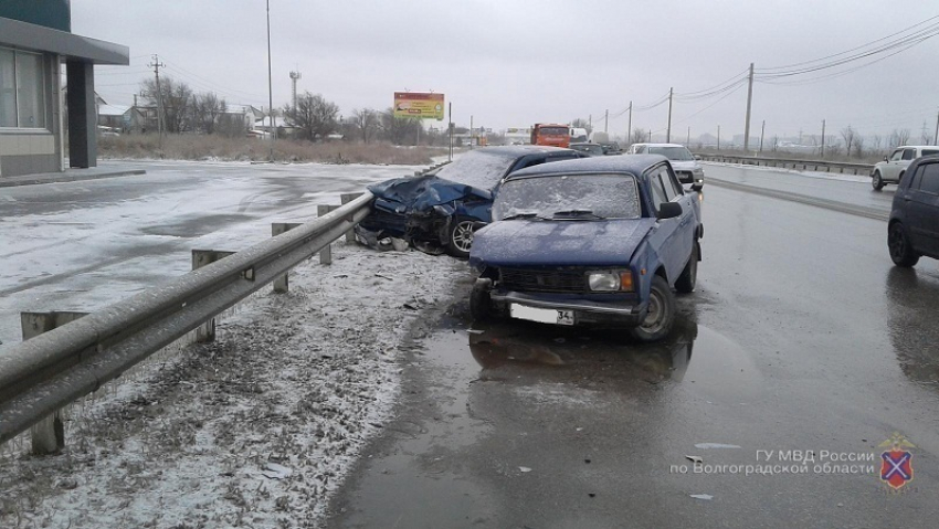 Женщина-водитель устроила страшное ДТП с отечественными легковушками в Волжском