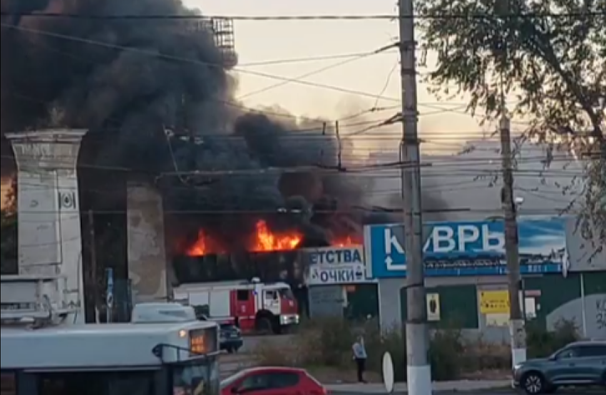 Пожар на старом рынке на Тракторном в Волгограде попал на видео 