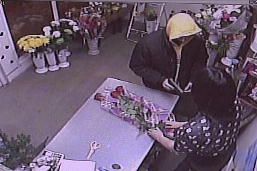 Волгоградка заперла грабителя в цветочном павильоне