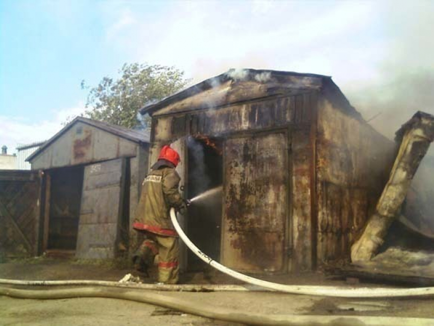 Спасатели в Волжском эвакуировали «Москвич» из горящего гаража