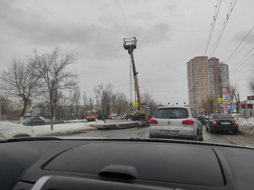 Рекламный щит рухнул на дорогу в Волгограде: видео с места