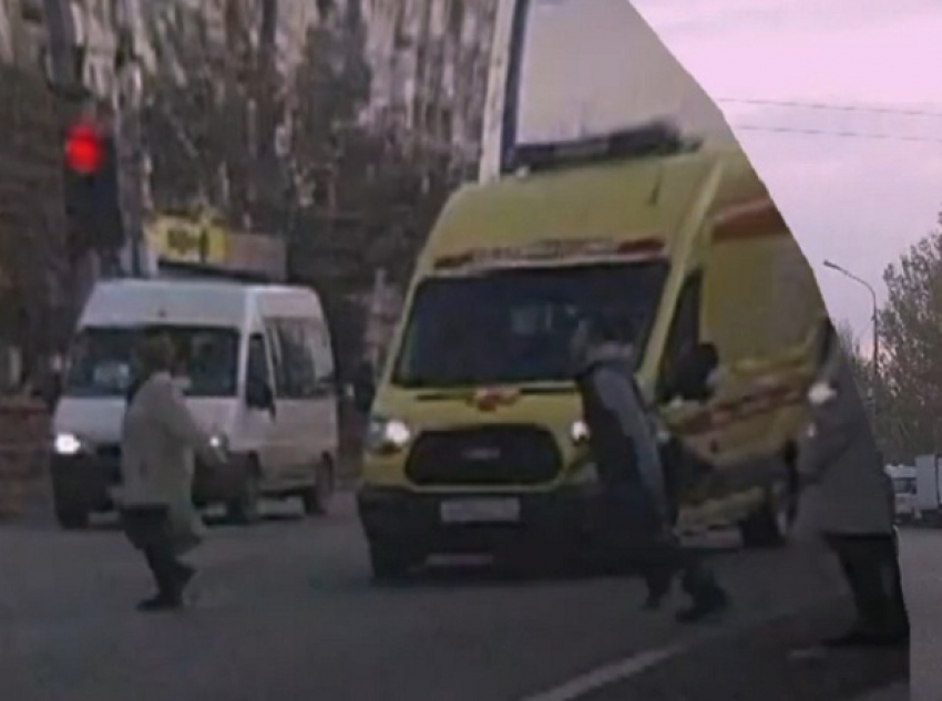 В Волгограде попали на видео пешеходы, не пропускающие «скорую»