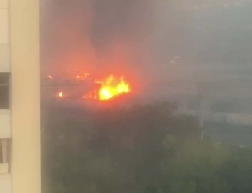 «Горит от моста «на штанах» и до нас»: волгоградцы сняли на видео страшный пожар у Сарепты