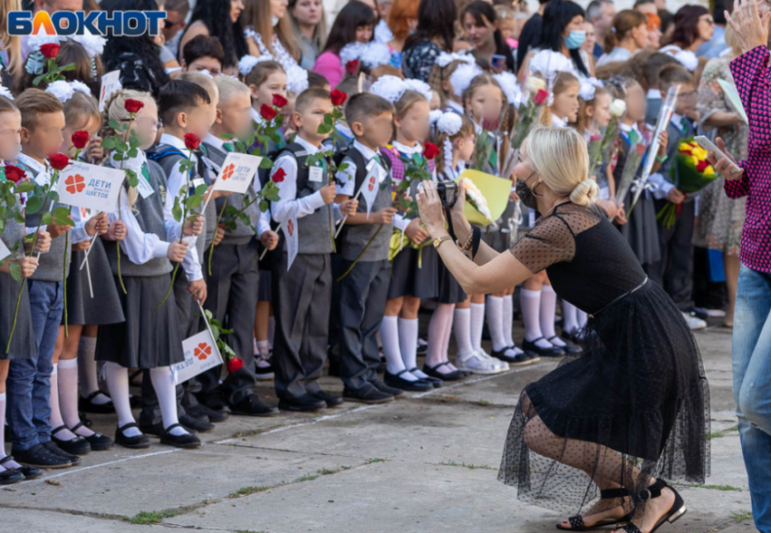 Цель 1 сентября в школе. Школьная линейка. Школа 1 сентября. Линейка 1 сентября. Первоклассники на линейке.