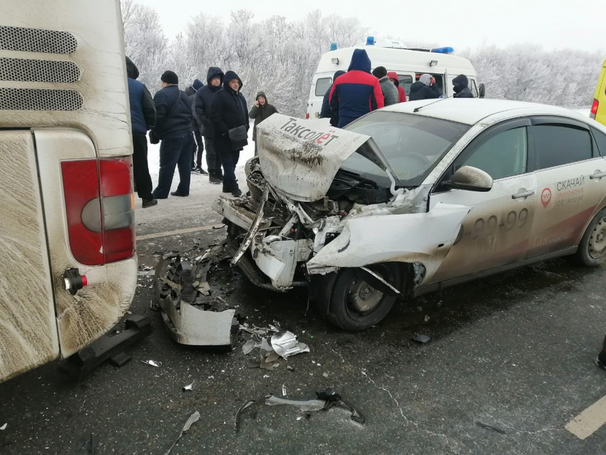 Последствия ДТП с пассажирским автобусом в Волгоградской области попали на видео: пять пострадавших