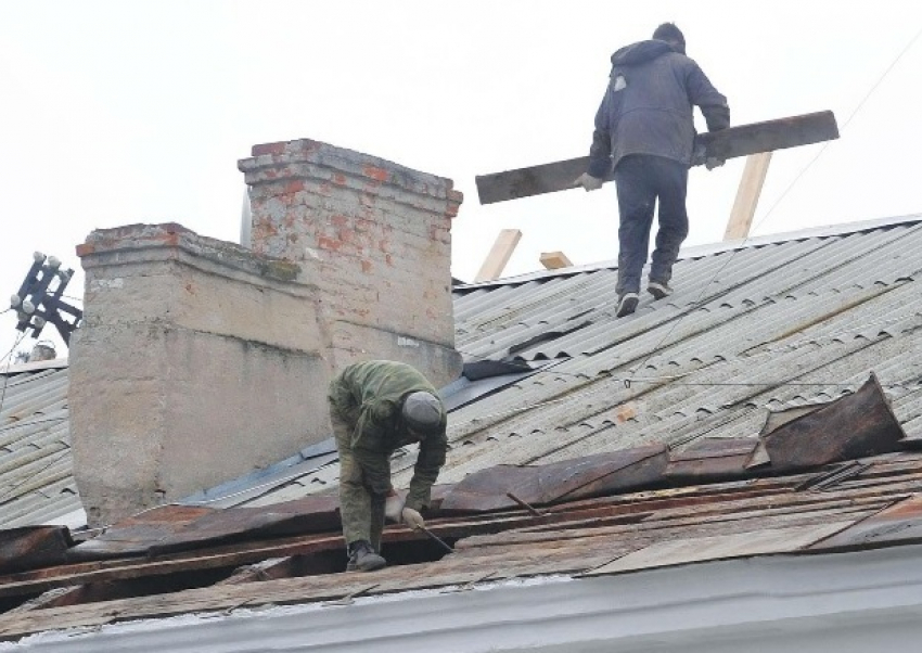 Рабочий насмерть разбился во время капремонта на юге Волгограда