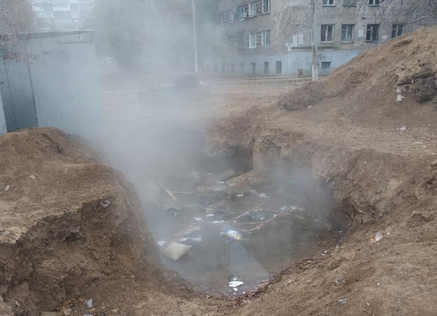 Слишком сложно: два месяца коммунальщики не могут зарыть яму в Волгограде после устранения порыва трубы