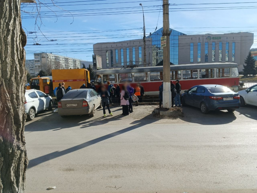 Трамвай сошел с рельсов в Волгограде