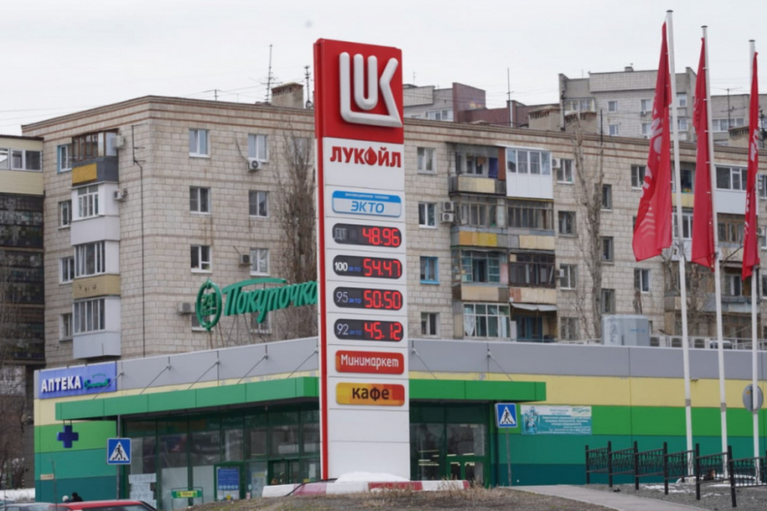 Волгоградцы готовы бойкотировать заправки «Лукойла» из-за растущих цен на бензин