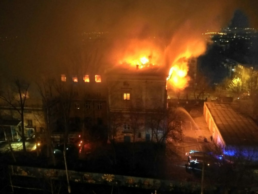 На юге Волгограда загорелось 4-этажное здание бывшего учебного центра