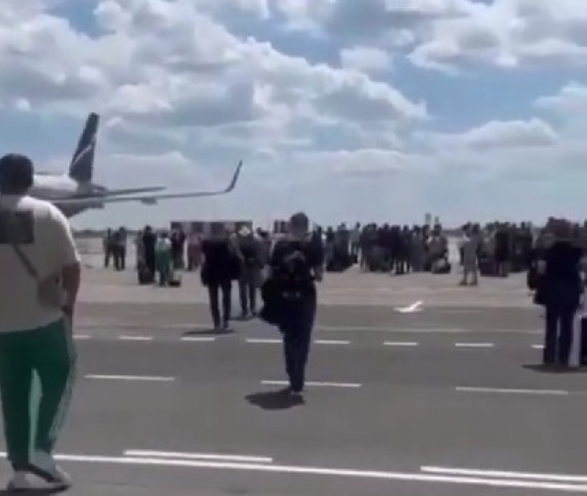 Толпы людей вышли на площадку перед самолетами: видео эвакуации в аэропорту Волгограда