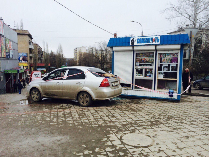 В Волгограде лихач на Chevrolet Aveo сбил 2 пешеходов, вылетев на тротуар 