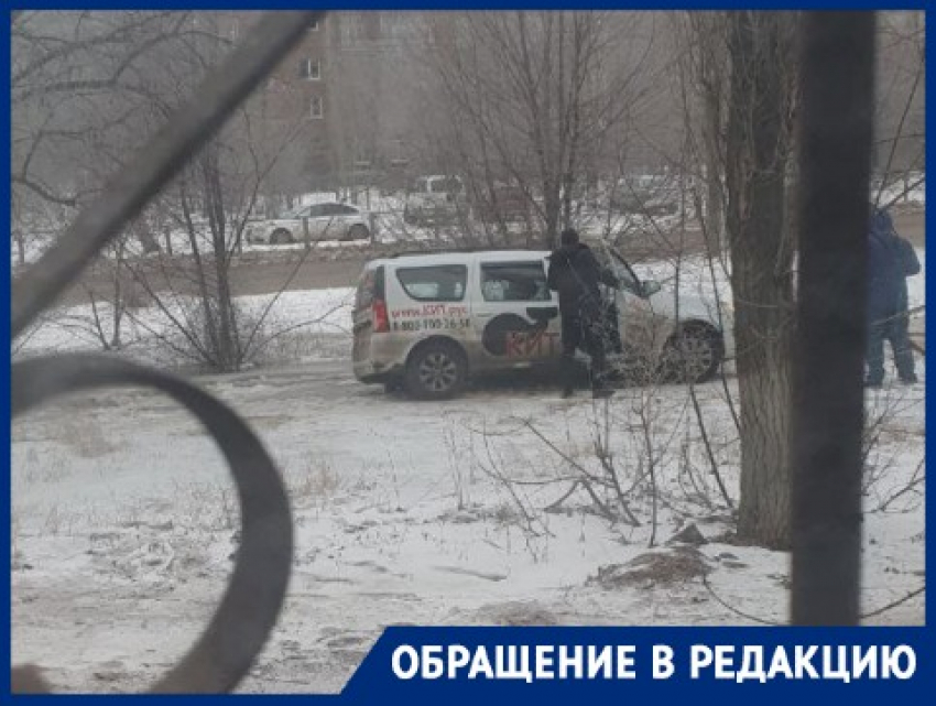 Машина застряла в затопленном дворе в Волгограде: видео