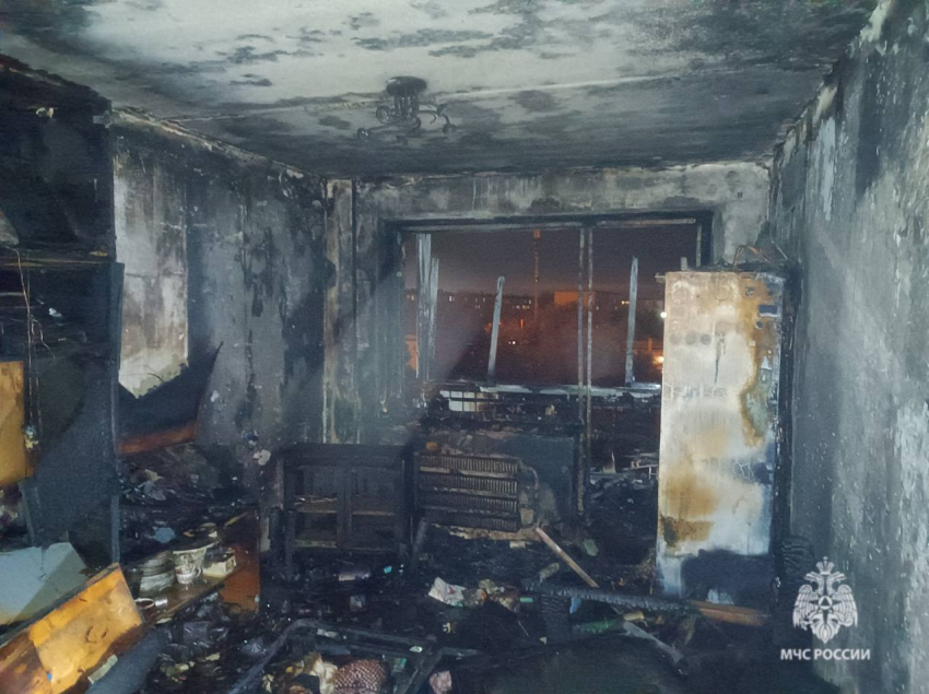 Младенца и четверых детей спасают в Волгограде после смертельного пожара в 5-этажке 