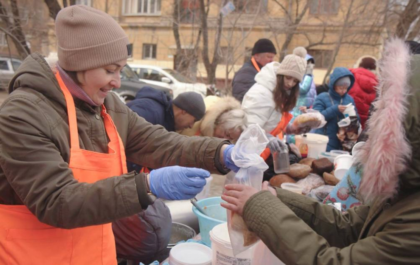 Тайный меценат купил для волгоградцев блинов на 100 тысяч рублей