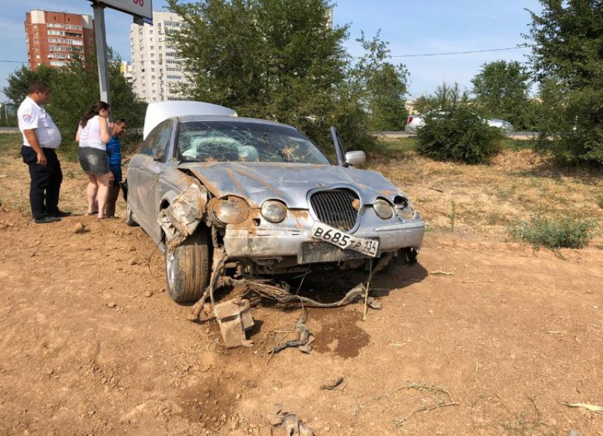 Машина виновника отлетела на несколько метров в поле: подробности ДТП в Волжском, где пострадали дети