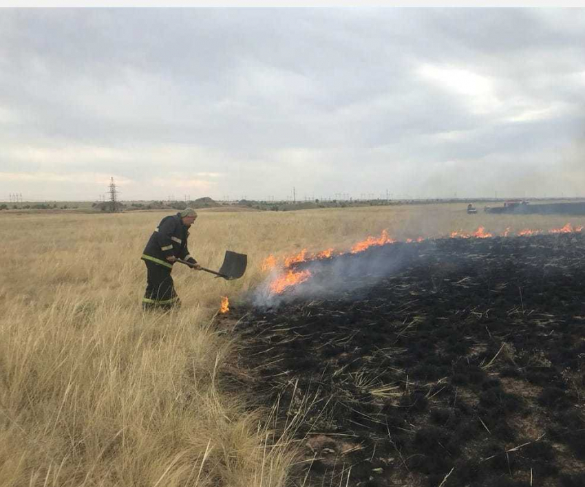 Под Волгоградом шесть часов боролись с пожаром на подступах к селу 