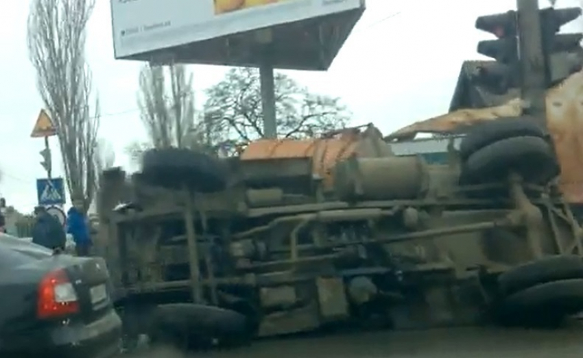В Волгограде перевернулась ассенизаторская машина 