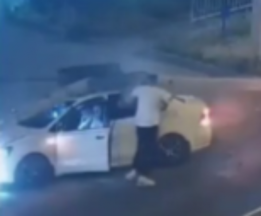 Столб рухнул на Volkswagen Polo в Волгограде 
