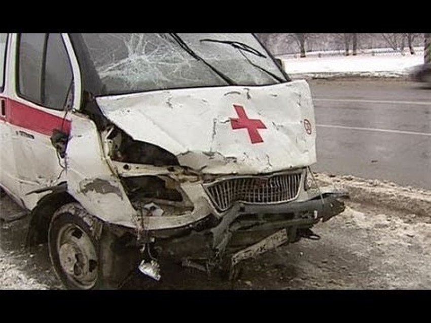 Под Волгоградом ВАЗ-2105 протаранил машину скорой помощи: пострадала фельдшер
