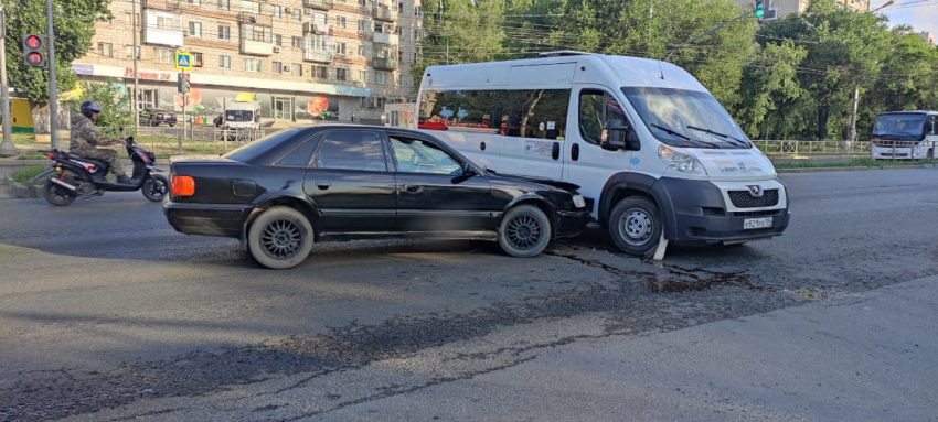 Утреннее ДТП с маршруткой и Audi в Волгограде попало на видео