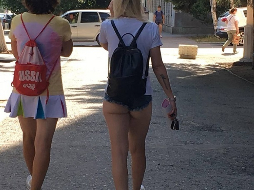 Девушку с голым «бампером", гуляющую по улочкам Волгограда сняли на видео