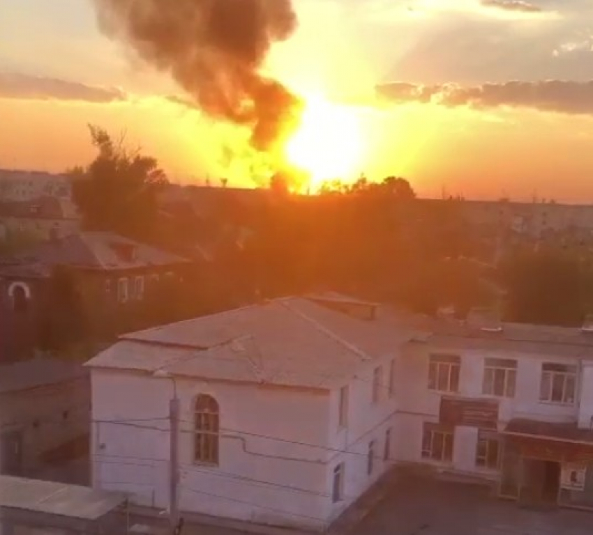 Пылающий на фоне заката дом попал на эпичное видео в Волгограде