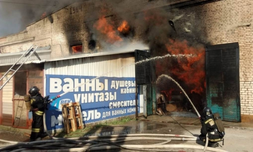 Пожар на складе сантехники на Тулака ликвидирован