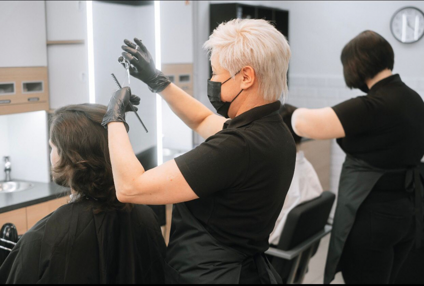 От 45 тысяч в месяц могут зарабатывать волгоградские парикмахеры