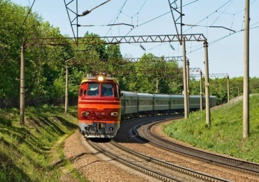 В Волгограде мужчина едва не угодил под поезд