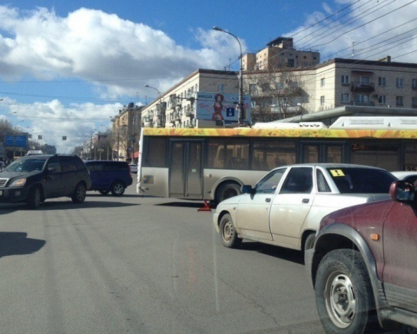 ДТП с автобусом «Питеравто» и сломанный светофор парализовали движение в центре Волгограда