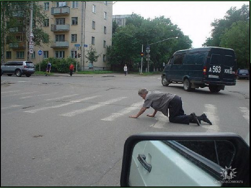 В Волгоградской области за сутки под колеса авто попали двое пьяных пешеходов