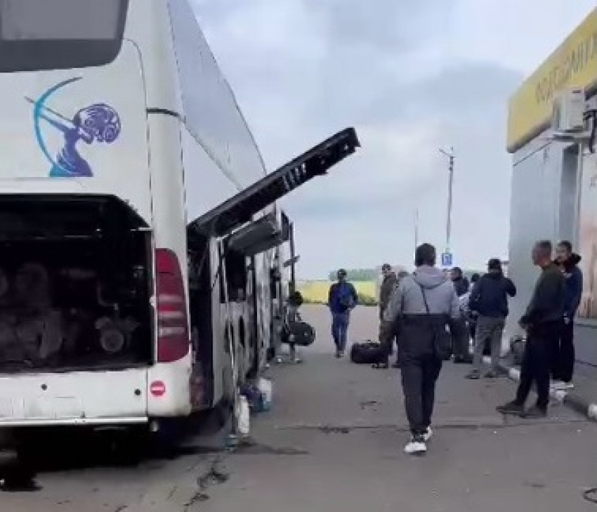 Полсотни пассажиров «Диана Тур» из Волгограда застряли на трассе - стоят шесть часов