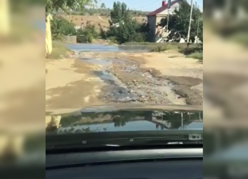 После ремонта водопровода без дороги остались жители севера Волгограда