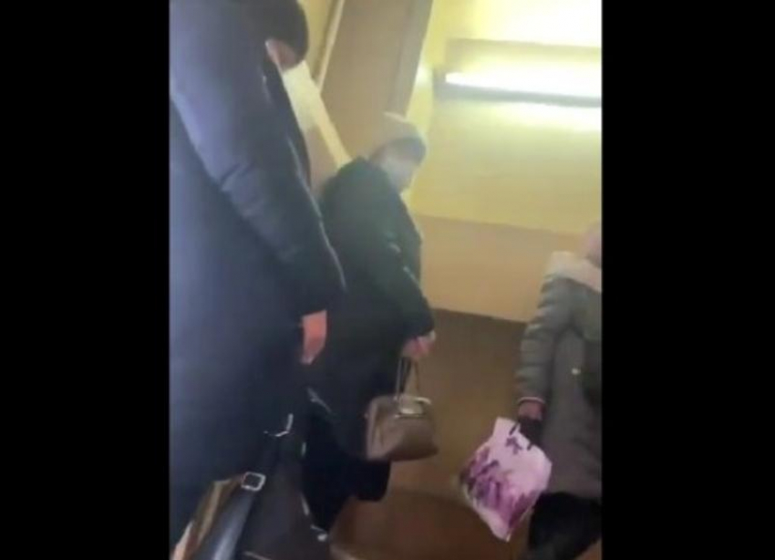 Трехэтажную очередь в поликлинике Волгограда сняли на видео