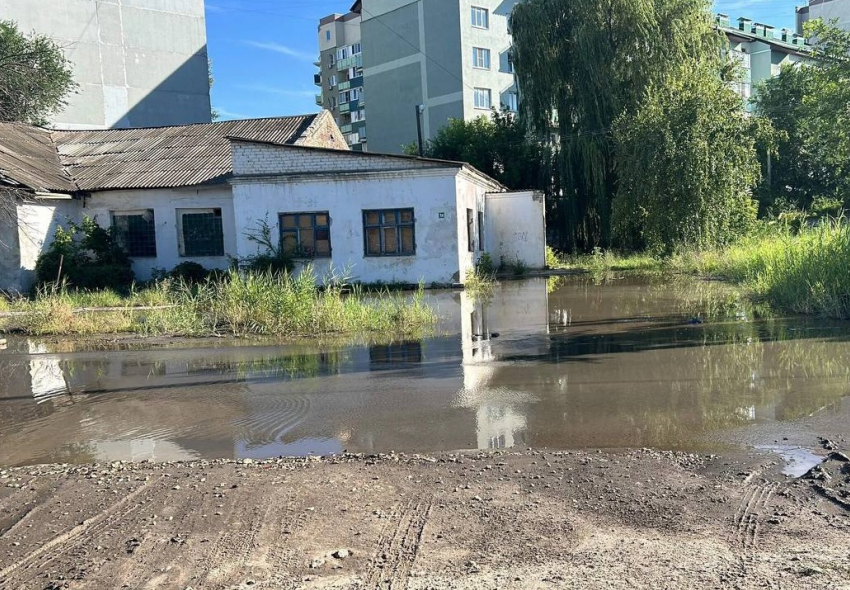 Коммунальное наводнение топит родную улицу композитора Пахмутовой