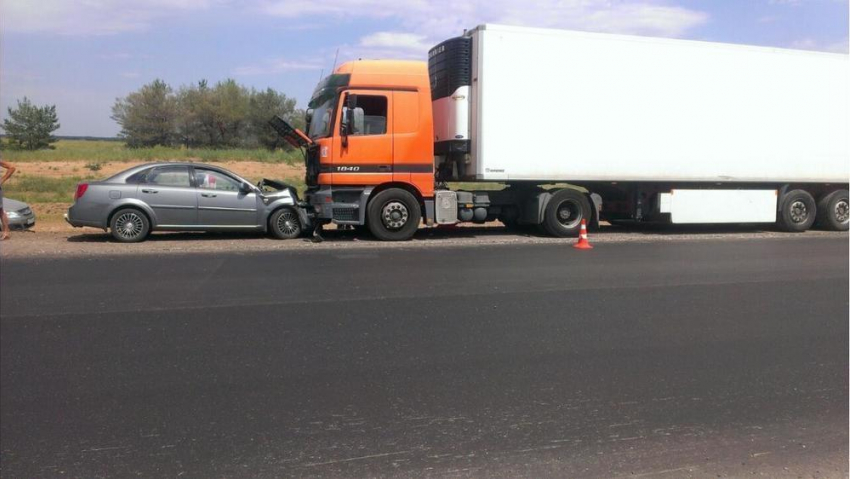 На трассе М-6 под Волгоградом в ДТП с грузовиком пострадали 4-летняя и годовалая девочки