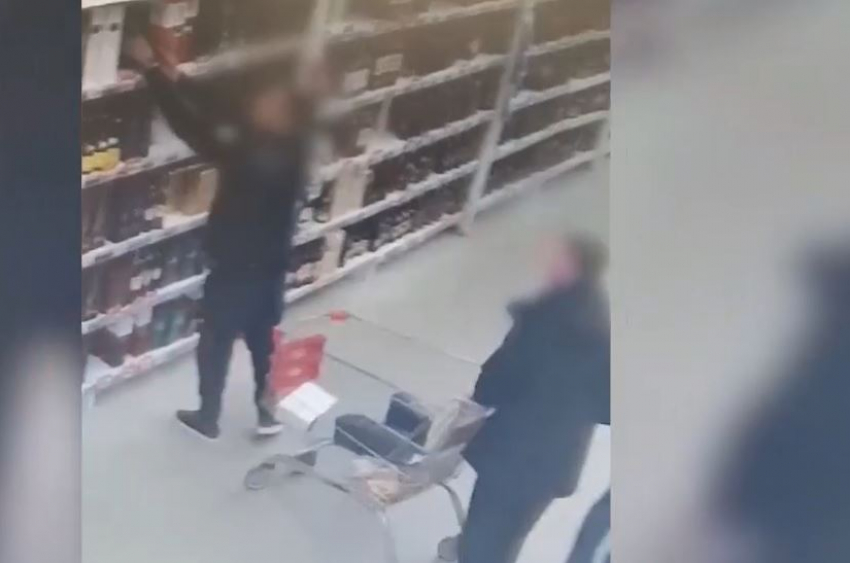 Стенд с премиальным алкоголем вынесли два волгоградца — видео