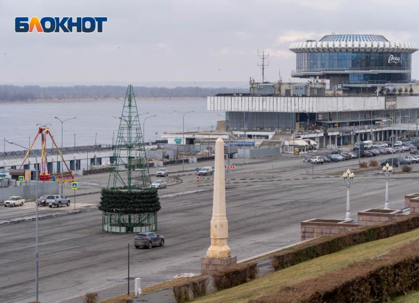 Опять новое место: начался монтаж главной ели в Волгограде