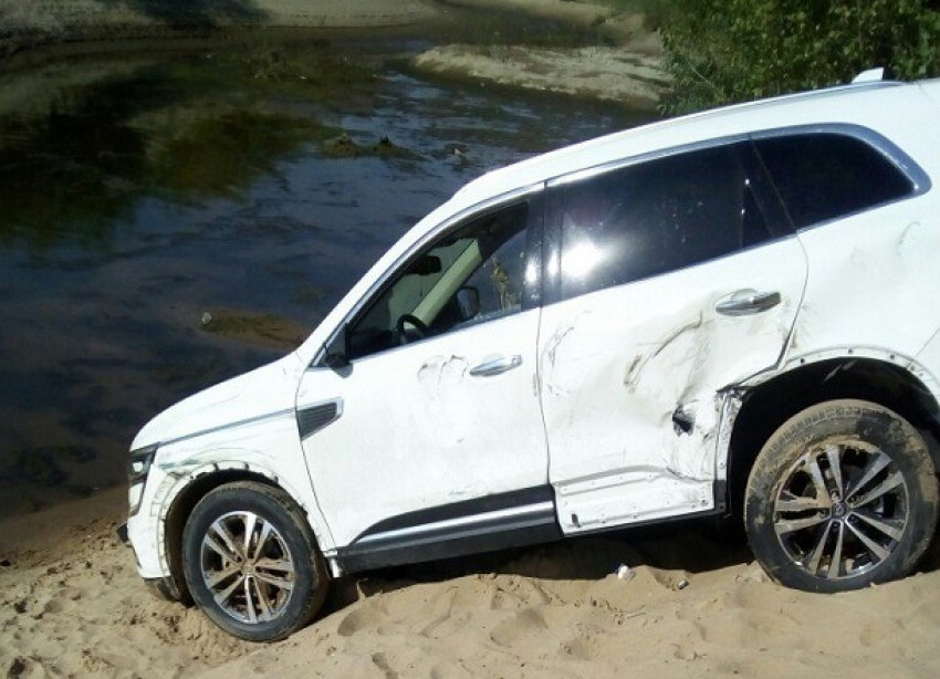 Под Волгоградом разбирают на запчасти брошенный кроссовер