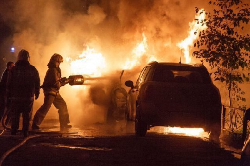 Ночью на юге Волгограда злоумышленники сожгли Lexus