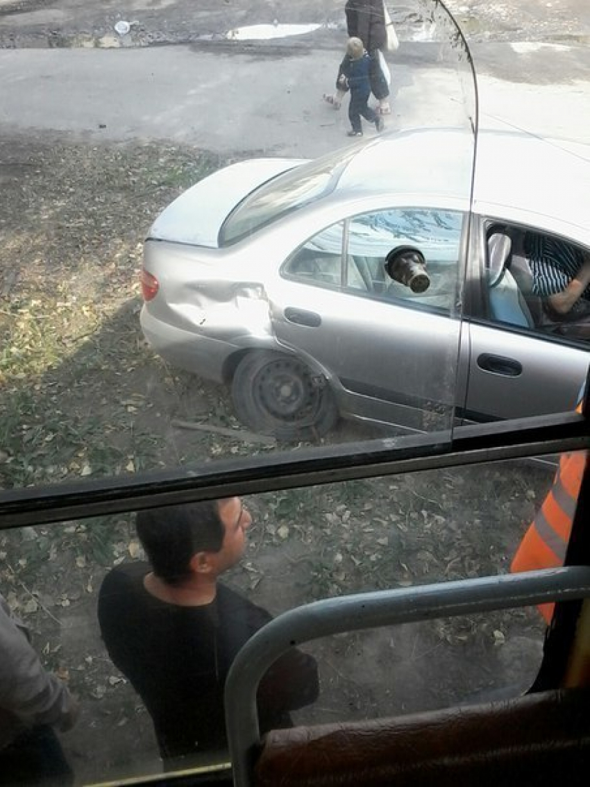 В Волгограде трамвай снес «Ниссан»