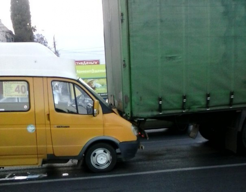 В Волгограде маршрутка врезалась в грузовик: двое пострадали
