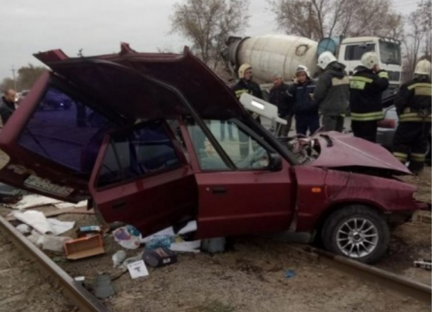 Škoda и «двенадцатую» отбросило на трамвайные пути в результате столкновения в Волжском: есть пострадавшие