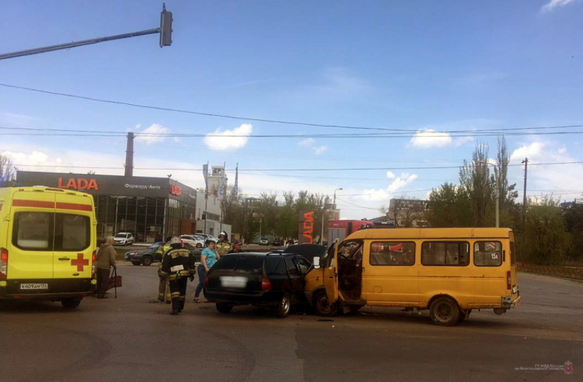 В Волгограде 6 человек пострадали в ДТП маршрутки и двумя Ford