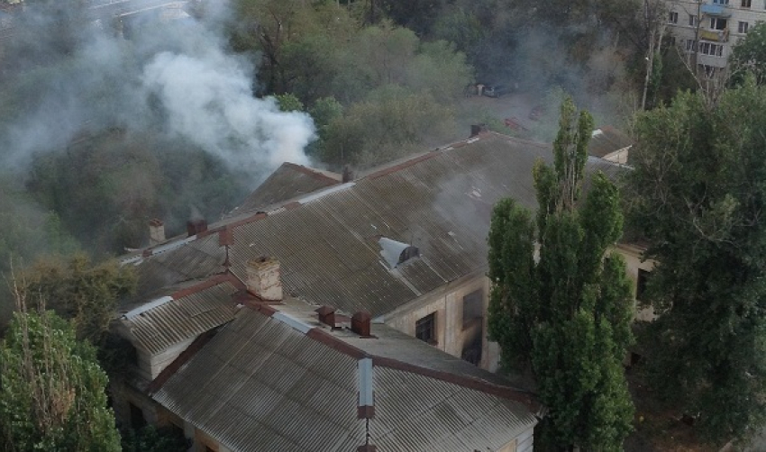 В Волгограде пожар вспыхнул в заброшенном здании школы